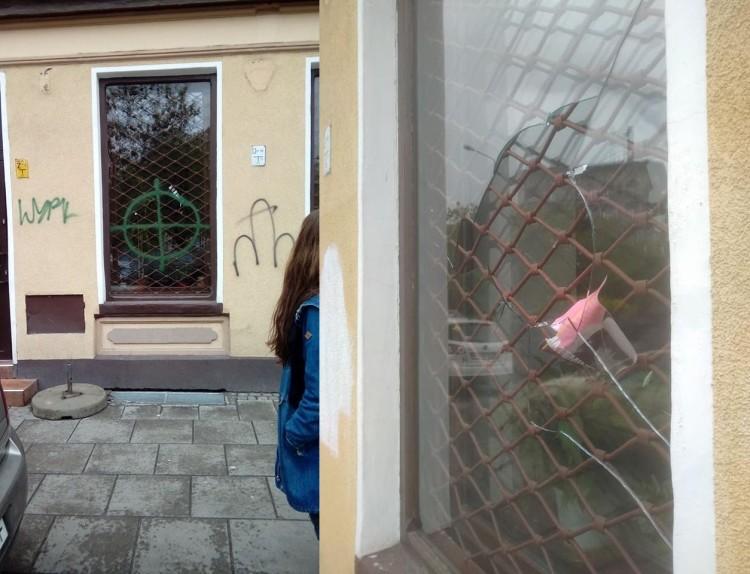 Drugi atak na wegański bar na Nadodrzu. Jest zrzutka na wymianę szyb [ZDJĘCIA]