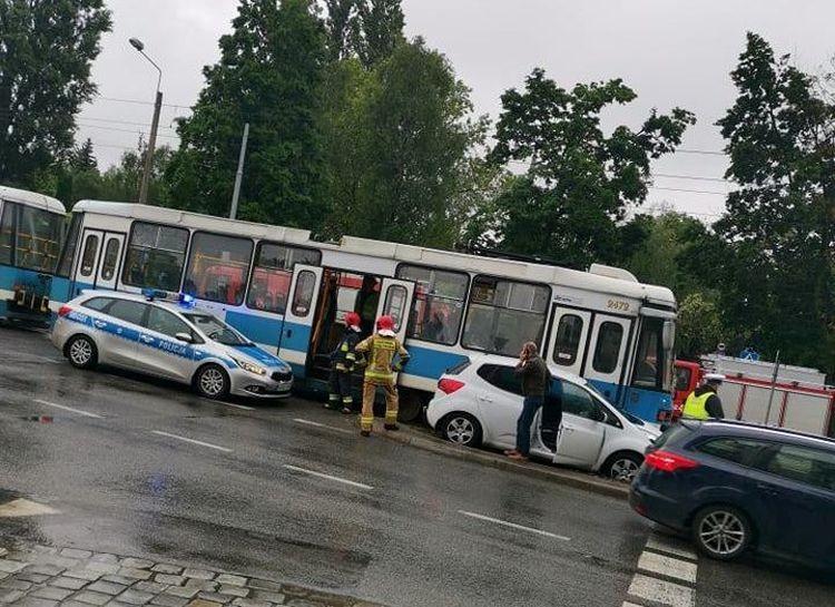 Zderzenie auta z tramwajem na Sienkiewicza. Jedna osoba ranna