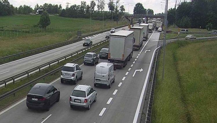 Wypadek na A4. Zderzenie busa i osobówki. Zablokowane dwa pasy
