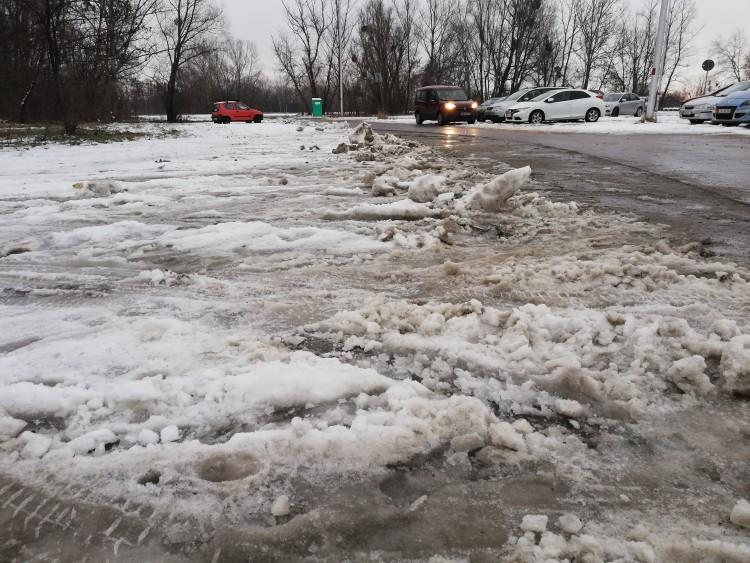 Nieodśnieżone parkingi park & ride. Ekosystem: będą kary i kontrole [ZDJĘCIA]