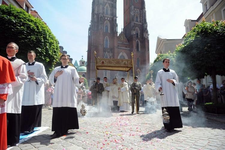 Przez Wrocław przeszła procesja z okazji Bożego Ciała [WIDEO, ZDJĘCIA]