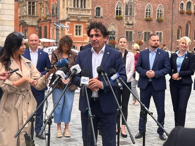 PO, PiS i Bezpartyjnym przybywa, TD traci