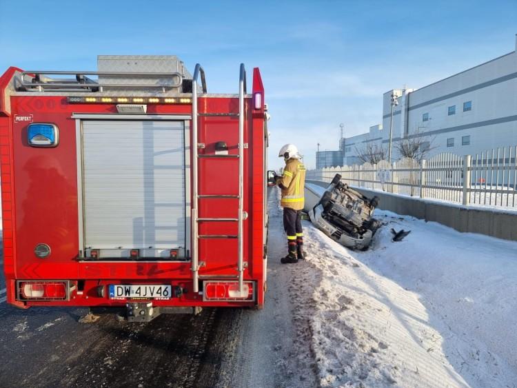 Auto dachowało pod Wrocławiem. Kierowca zostawił pojazd w rowie