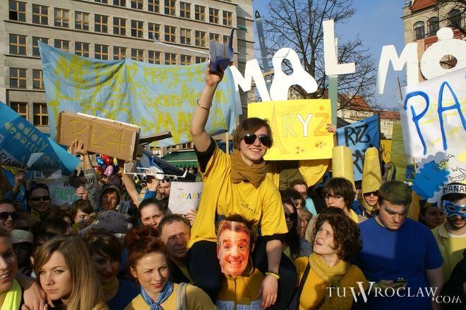 Gaz pieprzowy, okrzyki, przepychanki – wrocławianie przyszli po darmowe bilety