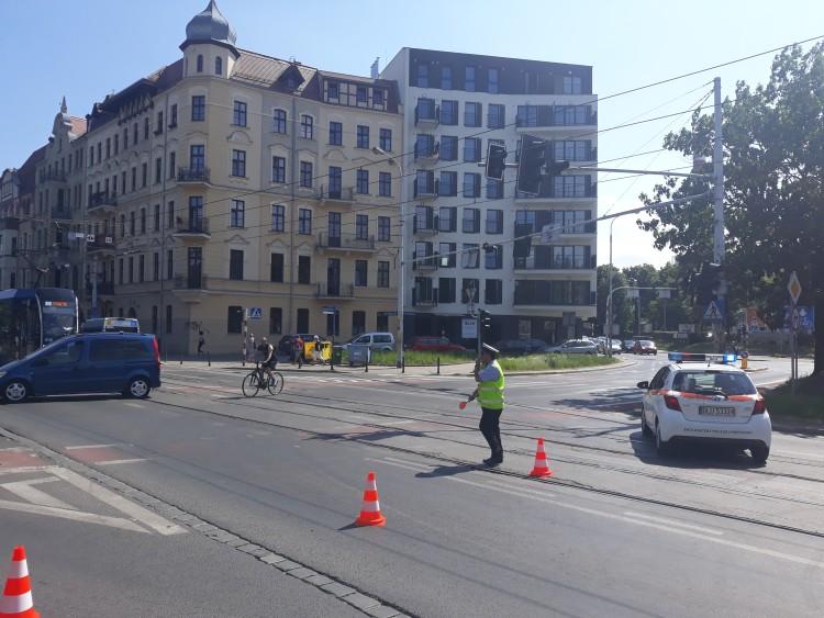 Zerwana sieć trakcyjna i awaria torowiska. Dużo objazdów [ZDJĘCIA]