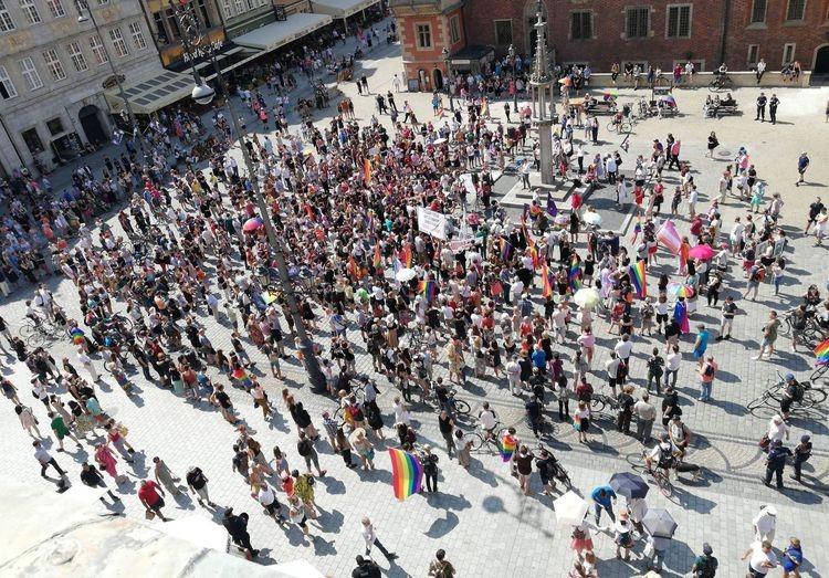 Wrocław solidarnie z Białymstokiem i pobitym aktywistą. Demonstracja w Rynku i przed Katedrą [ZDJĘCIA]