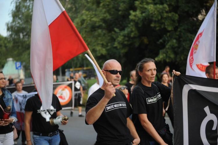 Antyukraiński marsz we Wrocławiu. Jacek Międlar krzyczy, a obok z flagą stoi mała dziewczynka [ZDJĘCIA, WIDEO]