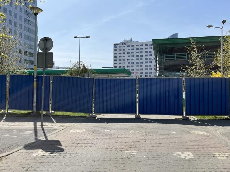 Stacja BP i piętrowy parking zamknięte. Rusza ich rozbiórka. Co tam powstanie?