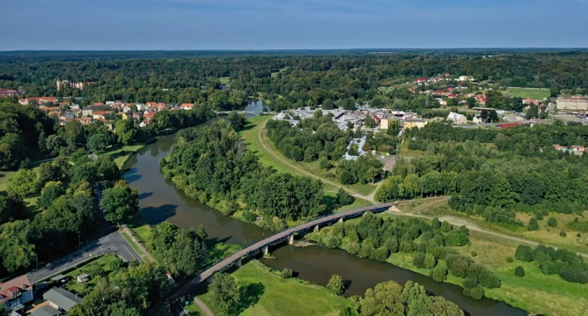 Dwie godziny drogi od Wrocławia jest największy w Polsce park w stylu angielskim, w którym wytyczono granicę państwową 