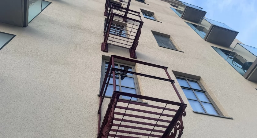 Tajemnicze konstrukcje na apartamentowcu. Zostały objęte ścisłą ochroną  