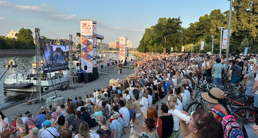 Tak Wrocław świętuje nad Odrą. Tłumy słuchają muzyków grających ze statków