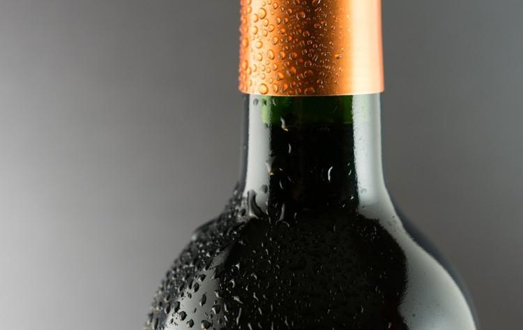 Wrocław: 59-latkowi grozi 5 lat więzienia za wyrzucenie butelki po winie przez okno