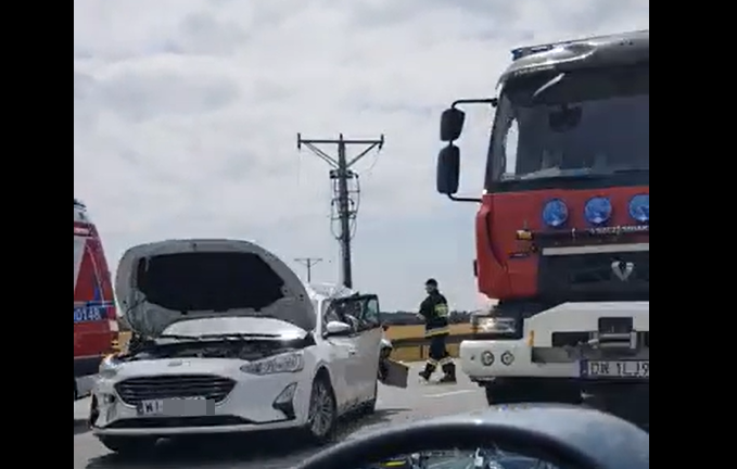 Pijany kierowca ciężarówki staranował auto osobowe. Jedna osoba w szpitalu