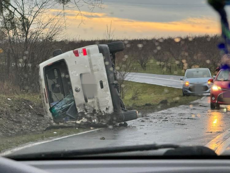 Wypadek pod Trzebnicą. Bus wjechał do rowu i przewrócił się na bok