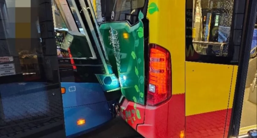 Tramwaj wjechał w autobus MPK we Wrocławiu. Cztery osoby poszkodowane