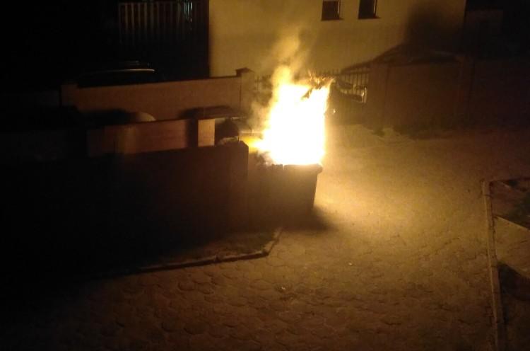 Pożar na Grabiszynie. Palił się kontener na makulaturę [ZDJĘCIE]