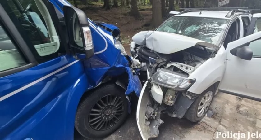 Groźny wypadek na Zakręcie Śmierci. Samochód wypadł z drogi i uderzył w kampera
