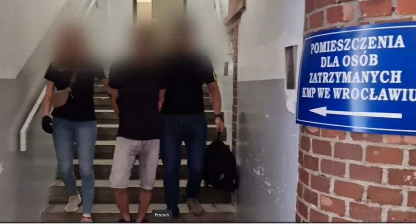 Ukraiński sprzedawca zwrócił uwagę klientowi, a ten wyciągnął broń i przyłożył mu do twarzy
