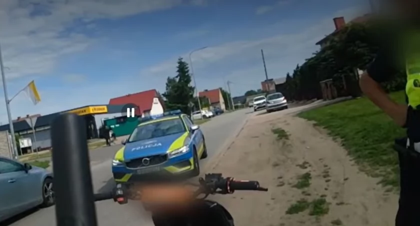 Bez prawa jazdy i na jednym kole na skuterze. Policja: Dzwonimy do mamy!