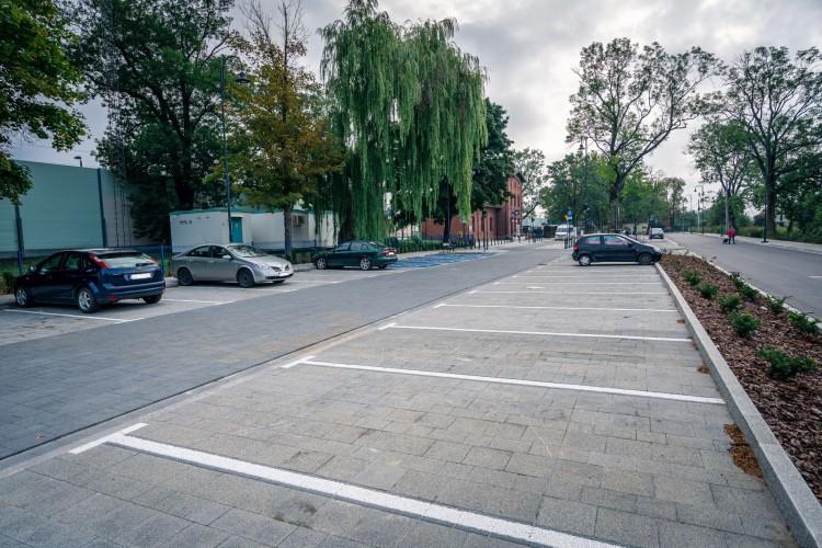 Dwa nowe węzły przesiadkowe przy stacjach kolejowych gotowe! [ZDJĘCIA]
