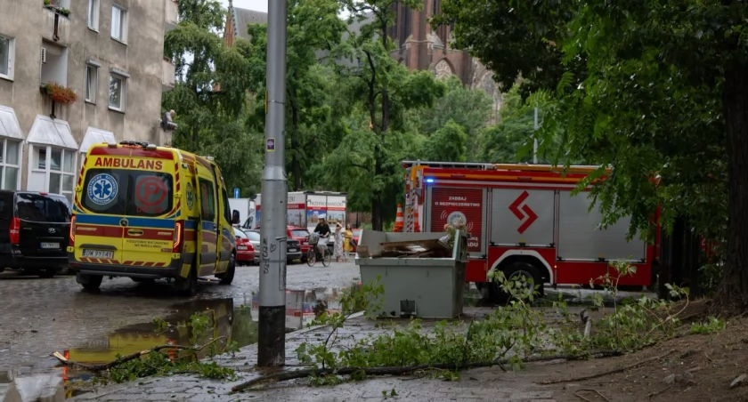 Burze i ulewy we Wrocławiu i na Dolnym Śląsku. Zerwane dachy, ewakuacja obozów. AKTUALIZACJA