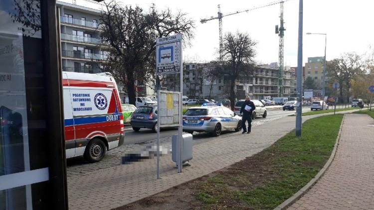Nie żyje starszy mężczyzna, który upadł na przystanku [ZDJĘCIA]