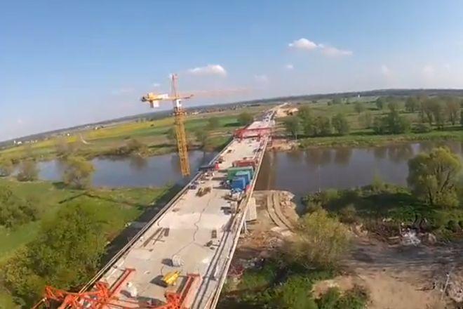 Kolejny nowy most pod Wrocławiem spiął oba brzegi Odry, przeprawą pojedziemy już za... [VIDEO]