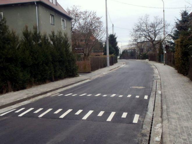 W ekspresowym tempie miasto przebudowało jedną z uliczek na Krzykach. Pojawił się też próg spowalniający [ZDJĘCIA]