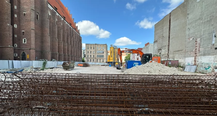 Co z budową apartamentów po Solpolu? Według planu za dwa lata mają tam wprowadzić się lokatorzy