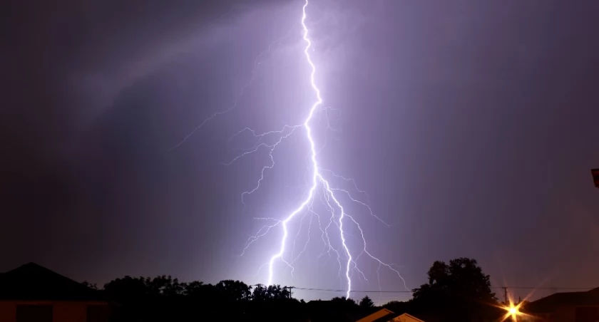 Niedziela z burzami i gradem. IMGW wydało ostrzeżenie dla Wrocławia. Oto radar na żywo