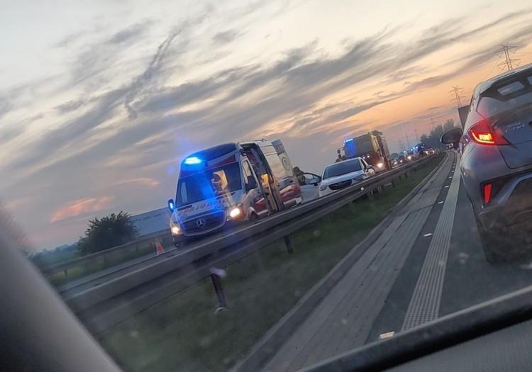 Wrocław: Karambol na autostradzie A4. Ciężko ranną 20-latkę zabrał helikopter LPR