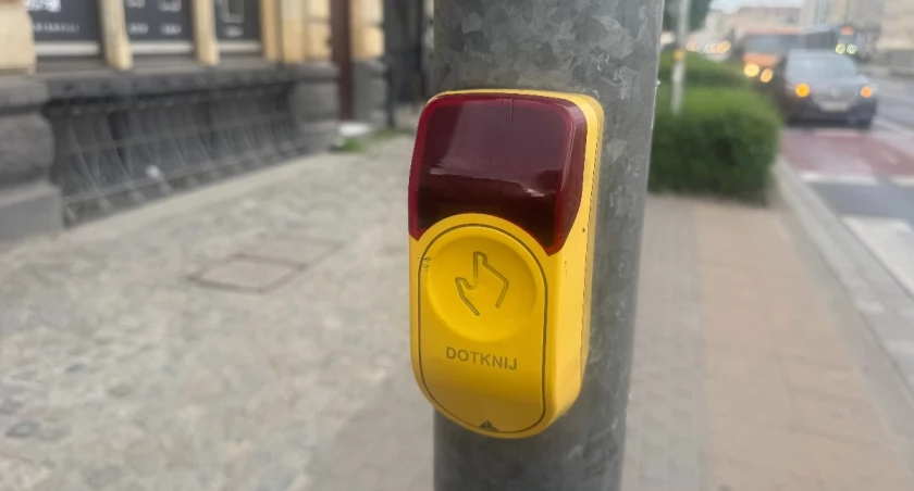 Pieszy naciska przycisk, a zielonego nie ma. Czy one w ogóle działają?