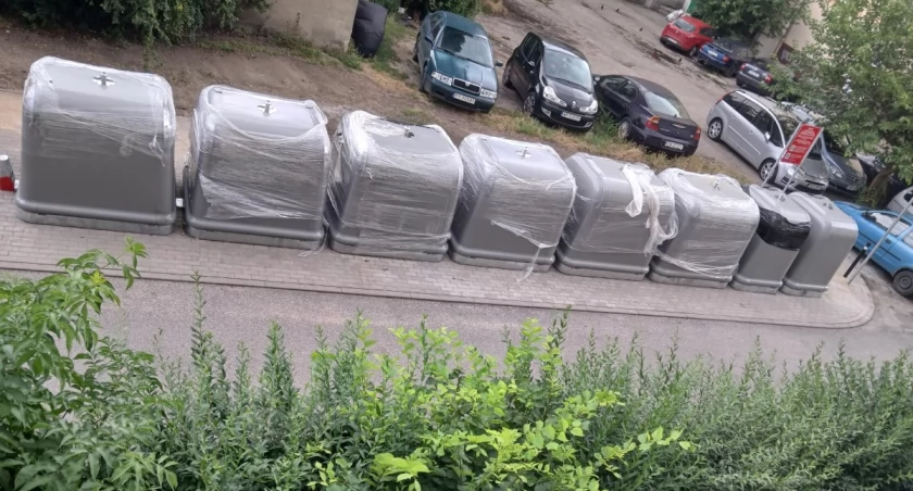 Postawili śmietniki pod oknami mieszkańców i odjechali. Sanepid nie widzi problemu 