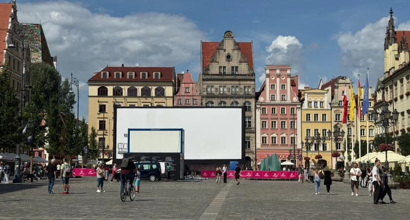 Wielki ekran stanął na wrocławskim Rynku. Będzie można oglądać filmy za darmo