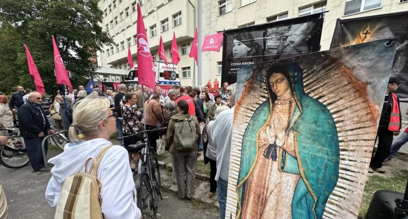 Dzwonią do szpitala, grożą i wyzywają. Prolajferzy 