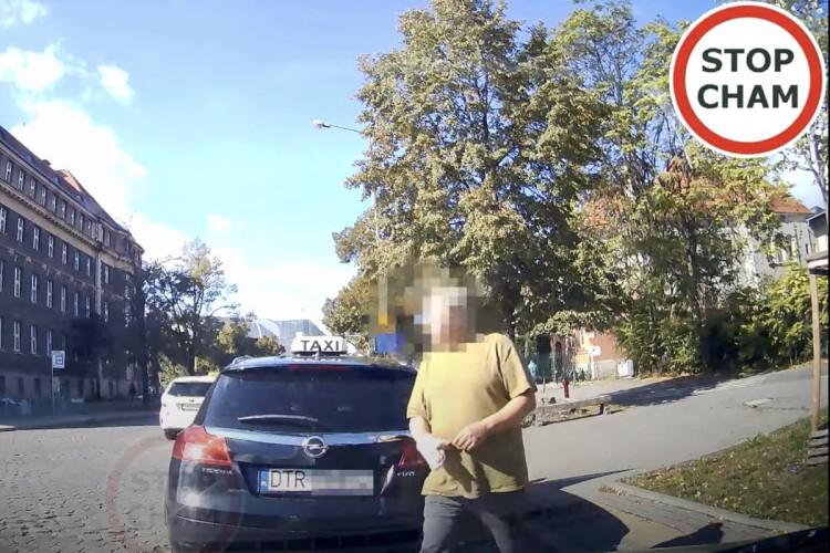 Taksówkarz-„szeryf” miał pecha. Wszystko nagrała kamera