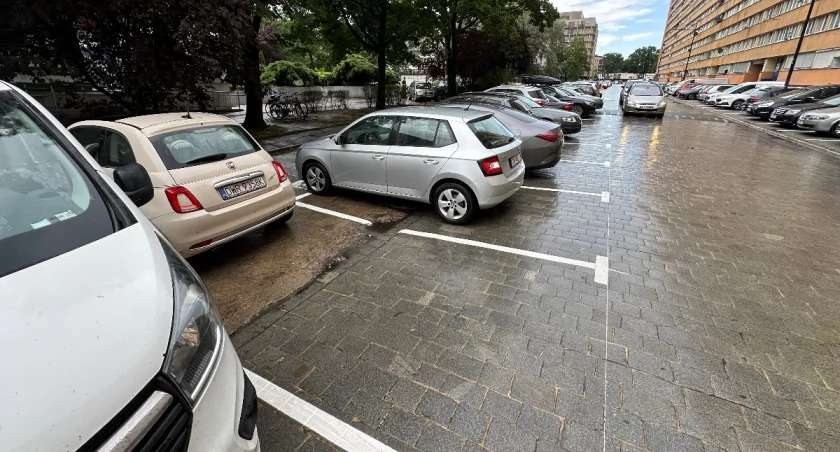 Na ulicy Drukarskiej parking trochę „odjechał” przy Mrówkowcu