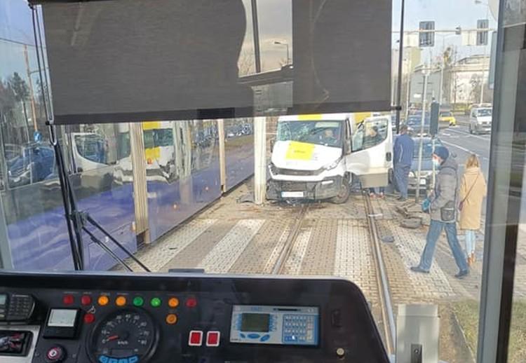 Wypadek na Karkonoskiej. Kurier nie dojechał do paczkomatu