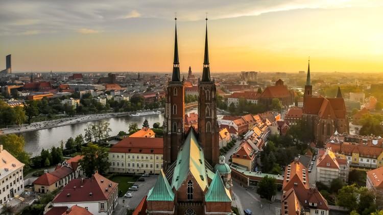 Wrocław: kuria organizuje pomoc dla uchodźców. Do Ukrainy wyruszy konwój humanitarny