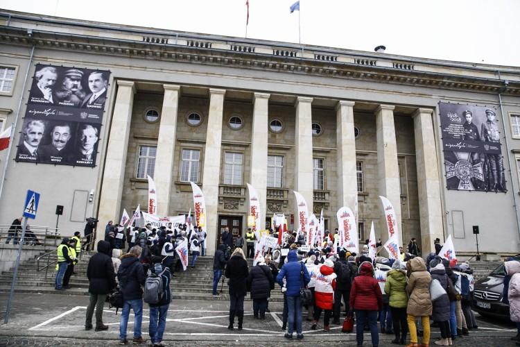 Wrocław: „Solidarność” protestowała pod urzędem wojewódzkim [ZDJĘCIA]