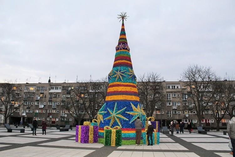 Świąteczne ozdoby na placu Nowy Targ. Kolorowa choinka czy... pisanka?