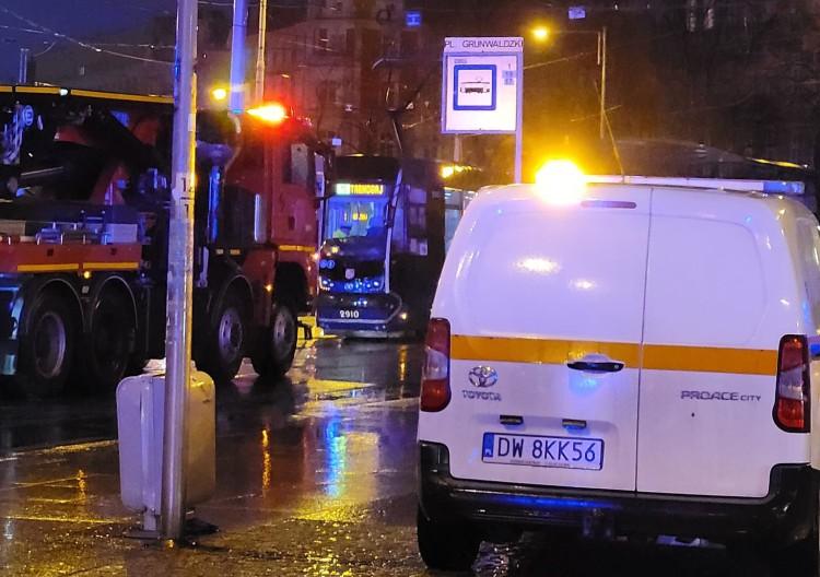 Trudny poranek dla pasażerów MPK. Wykolejenie i prace na torowisku