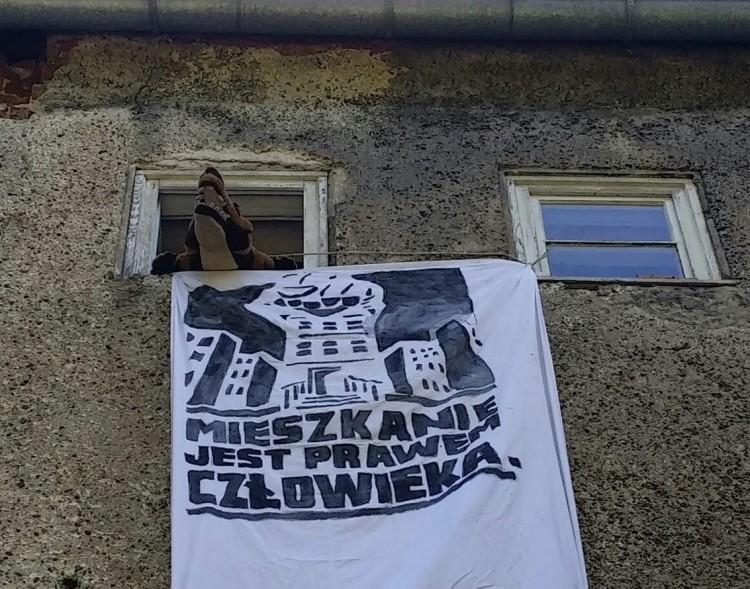 Skłot na Biskupinie broni się przed eksmisją. Budynek stoi na trasie ważnej inwestycji