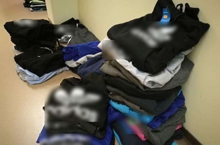 Policja zlikwidowała stoisko, na którym było prawie 120 sztuk nielegalnej odzieży