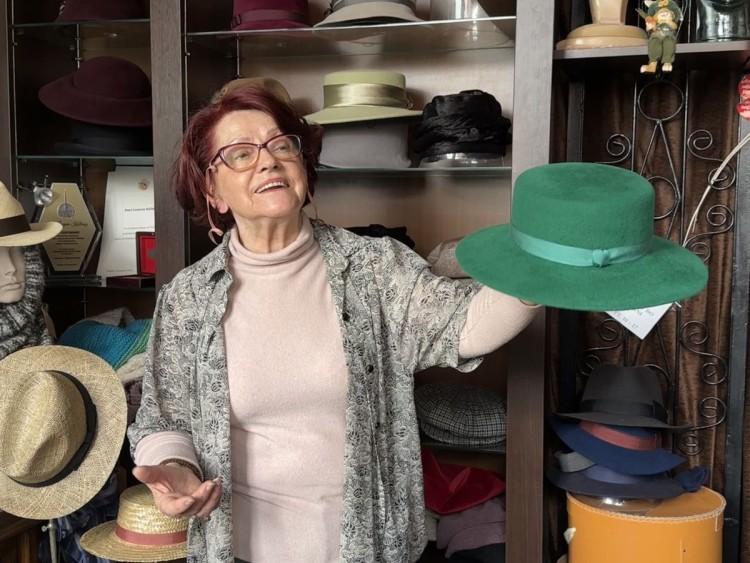 Pani Lucyna to wrocławska królowa kapeluszy. Robi je tak samo od dziesiątek lat