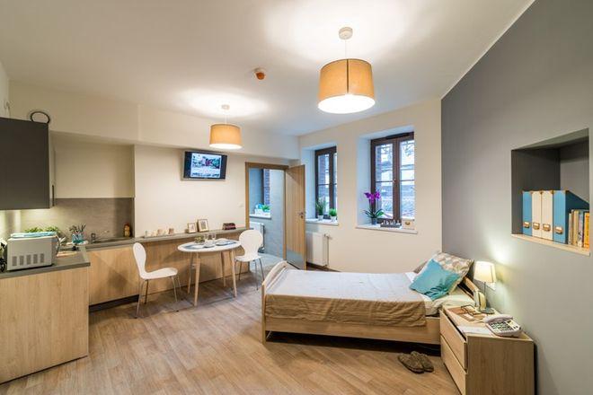 Dawny szpital przy Dyrekcyjnej przeobraża się w apartamentowiec tylko dla seniorów [FOTO]