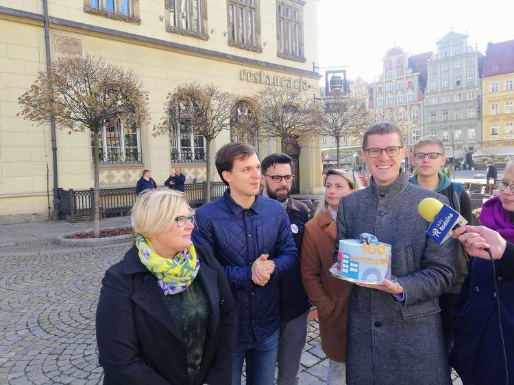 Aktywiści podarowali Sutrykowi tort z okazji setnego wykolejenia tramwaju [ZDJĘCIA]
