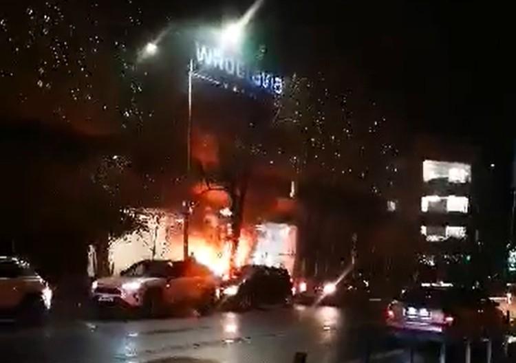 Wrocław: Pożar przy wyjeździe z Wroclavii. Zobacz zdjęcia i film