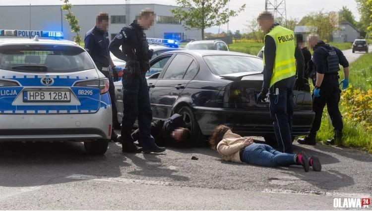 Brawurowy pościg za Ukraińcami przez środek miasta. Pędzili chodnikiem, ludzie uciekali w panice