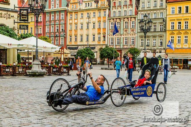 Przejadą na trzykołowych rowerach z Wrocławia do Warszawy. W jedną dobę 